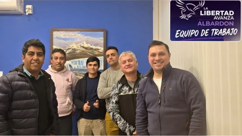 Encuentro, Desde la derecha, Daniel Rubiño y Alejandro Riveros junto a los dirigentes liberatarios en Albardón. En redes sociales se difundió la foto, la cual tenía retoques de logos de La Libertad Avanza-