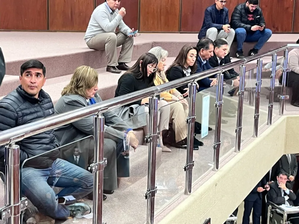Presencia. Fabián Aballay, segundo desde la derecha, estuvo con sus colegas peronistas acompañando a los legisladores del PJ que se opusieron al proyecto oficial.