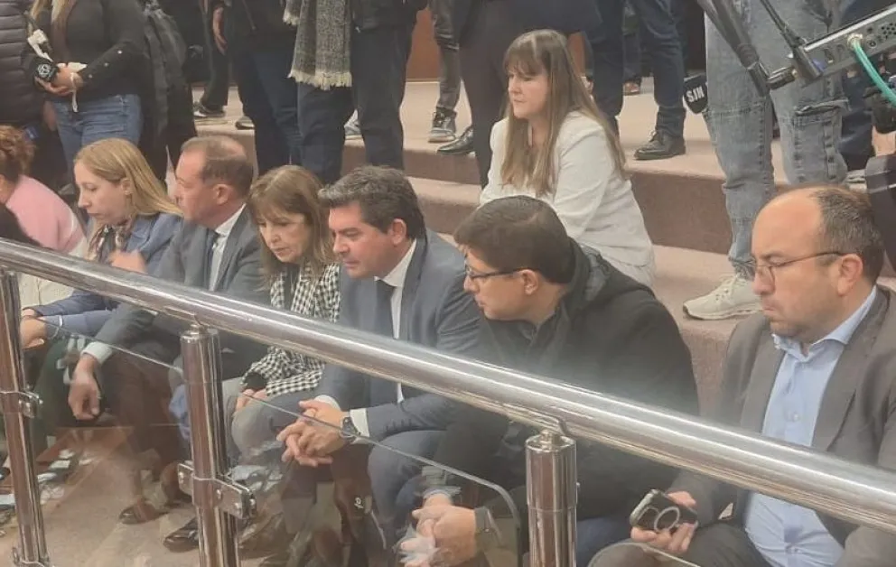 Movida. Luego de que el gobernador llegara solo a la Cámara, se armó un operativo para convocar a los ministros e intendentes para que lo acompañaran al recinto.