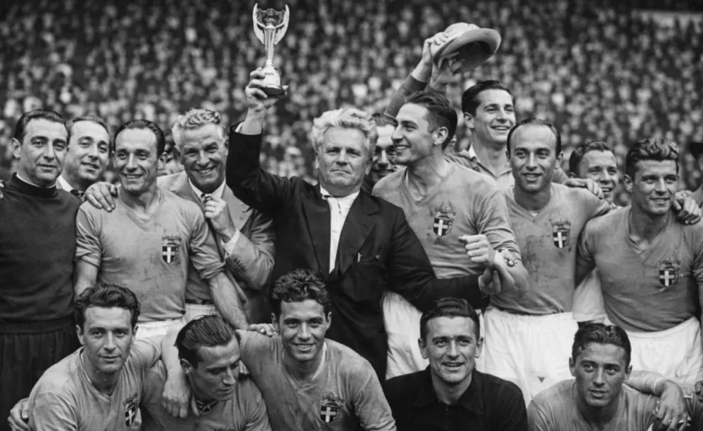 La selección italiana celebra el bicampeonato; una victoria deportiva imborrable que se vivió bajo la intensa presión política de la época fascista.