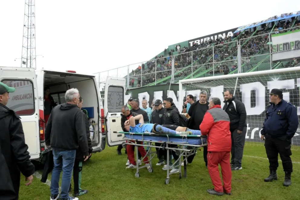 El arquero de Nueva Chicago, Facundo Masuero, retirado en camilla del césped del Hilario Sánchez.