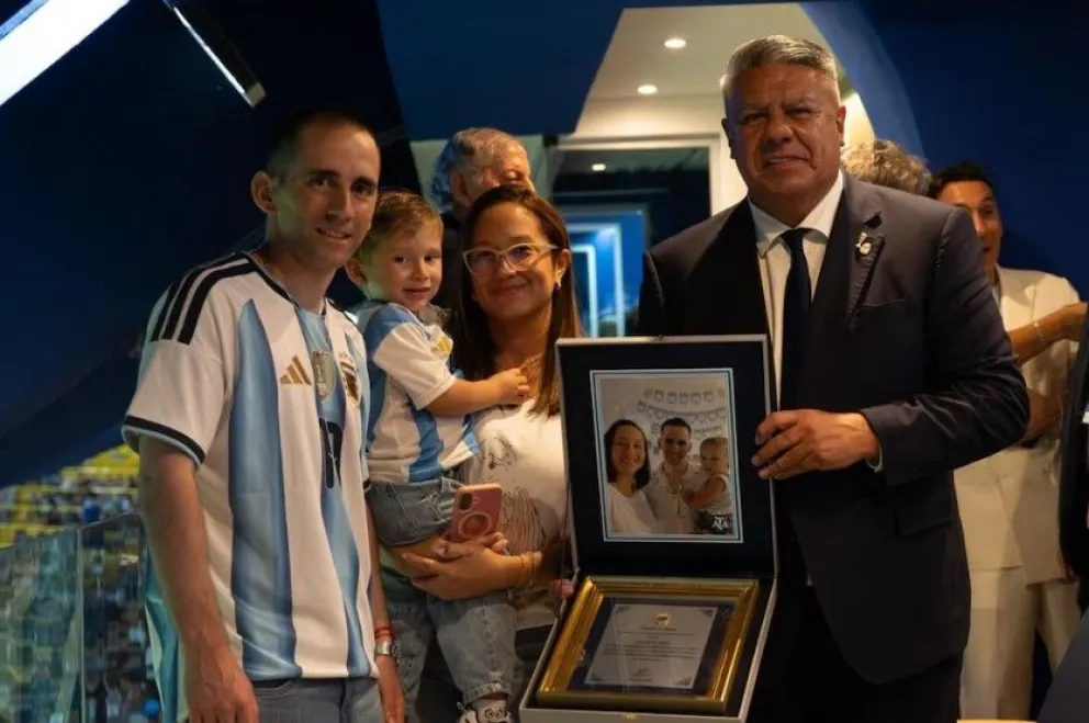 El presidente sanjuanino de la AFA, Claudio Tapia, le entregó una plaqueta a Nahuel Gallo en el entretiempo del amistoso que jugó la selección argentina ante Mauritania.