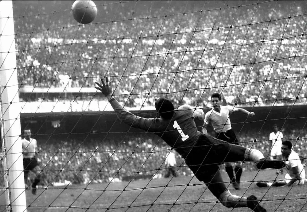 El uruguayo Ghiggia remata al primer palo para anotar el 2-1 definitivo. A raíz de aquel gol, el arquero Moacir Barbosa cargaría de por vida con una implacable condena social que lo convirtió en el chivo expiatorio de toda una nación. 