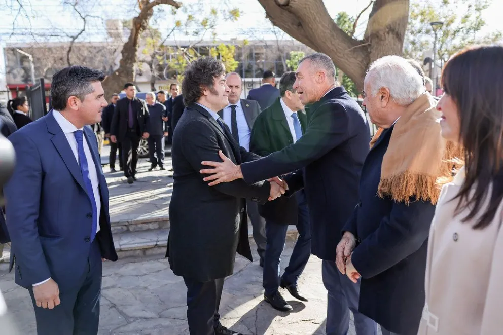 Javier Milei, junto a Marcelo Orrego y Fabián Martín en su visita a la provincia en el año 2024. 