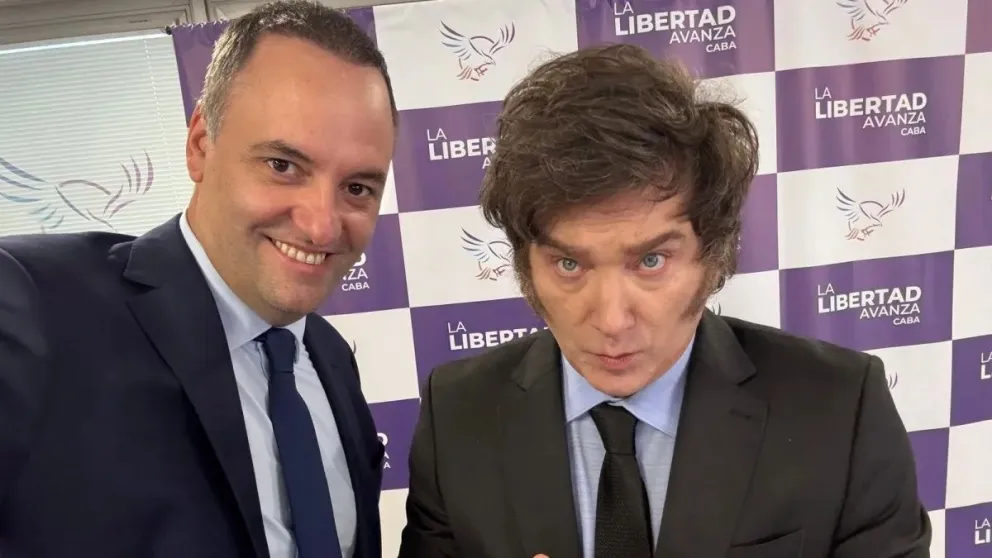 Manuel Adorni y Javier Milei.