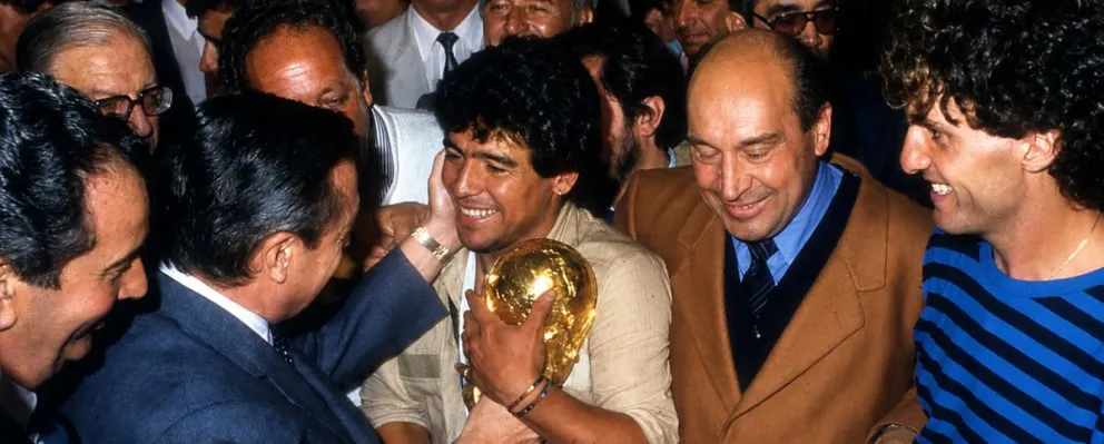 Los campeones en Casa Rosada. El presidente de la Nación, Raúl Alfonsín, observa a Diego, quien sostiene la copa tras la histórica consagración en México. 