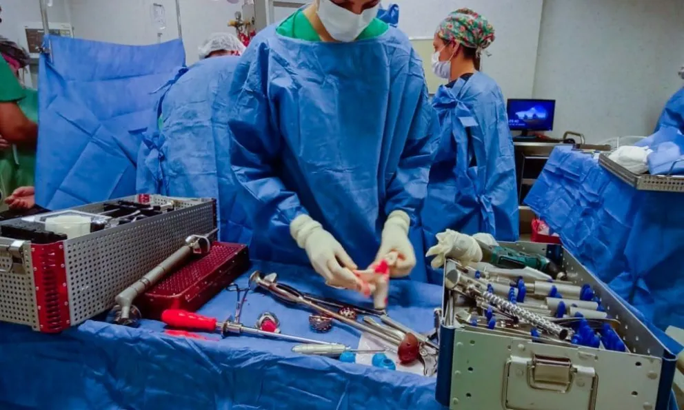 Para hacer las operaciones más rápidas, el Hospital Rawson contará con un banco de prótesis. 