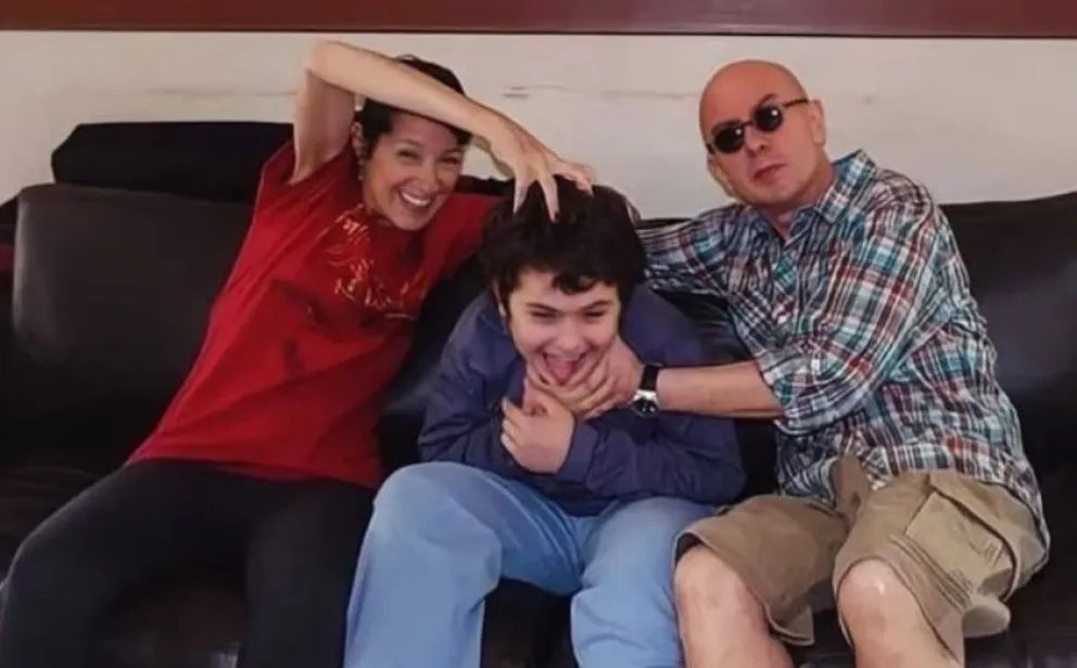 Indio Solari junto a su esposa Virginia Mones Ruiz y su hijo Bruno Solari en la intimidad de su hogar.