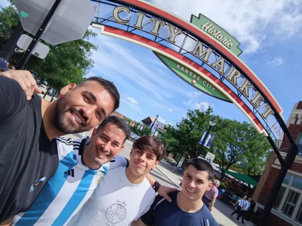 Matias Pellarin Pontoriero, primero desde la izquierda, junto a su padrino y primos en Kansas City.