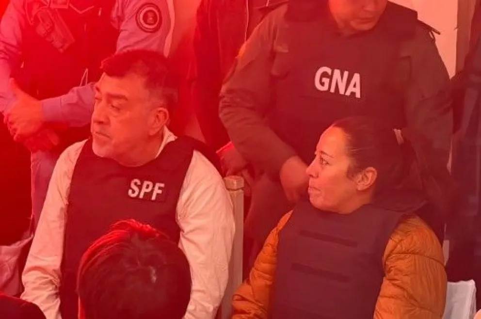 El sanjuanino Carlos Pérez y su pareja, María Victoria Caillava, con chalecos antibalas, durante la audiencia de hoy en el juicio por la desaparición de Loan Danilo Peña.
