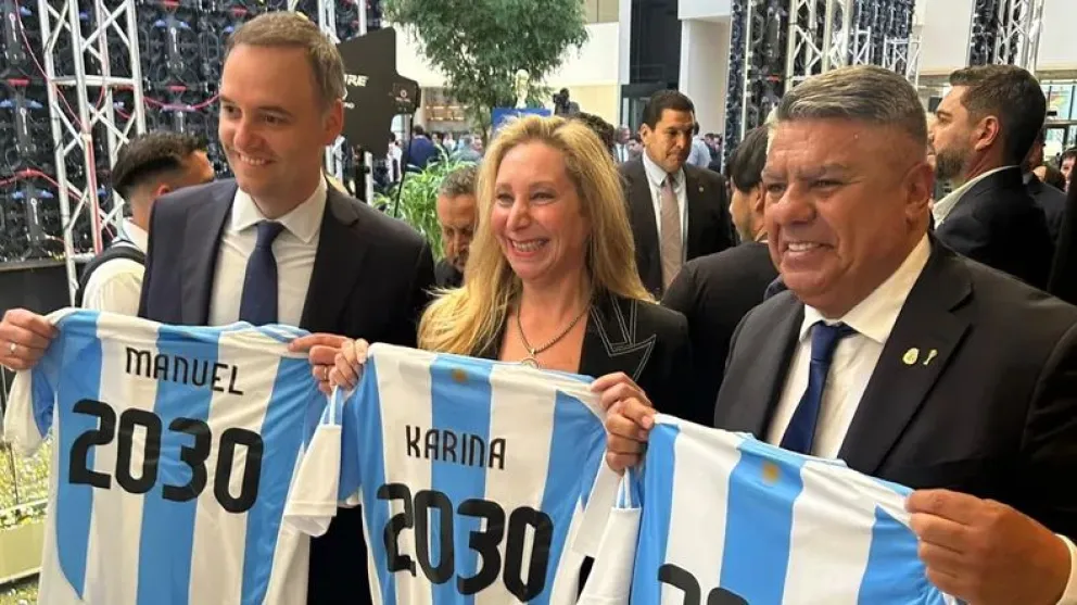Manuel Adorni, Karina Milei y Claudio Tapia, en la presentación del Mundial 2030.