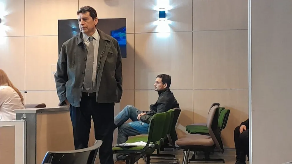El abogado penalista De la Fuente (está de pie), junto al colombiano John Sebastián Quevedo (sentado); ellos están imputados por trata de personas. Foto 0264Noticias.