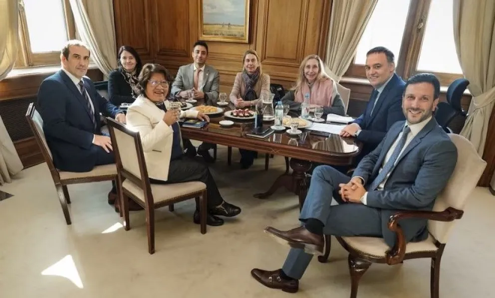 Manuel Adorni, junto a senadores de La Libertad Avanza.