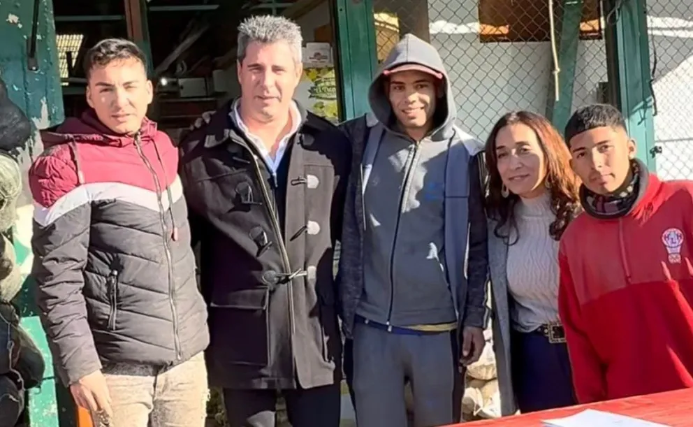 Sergio Uñac y Romina Rosas con trabajadores del Mercado Concentrador de Rawson.
