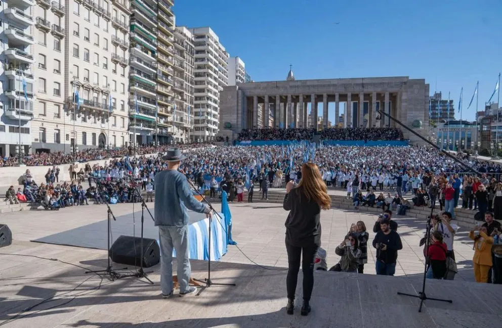 Abel Pintos y la multitud de chicos en el Monumento a la Bandera, en Rosario.