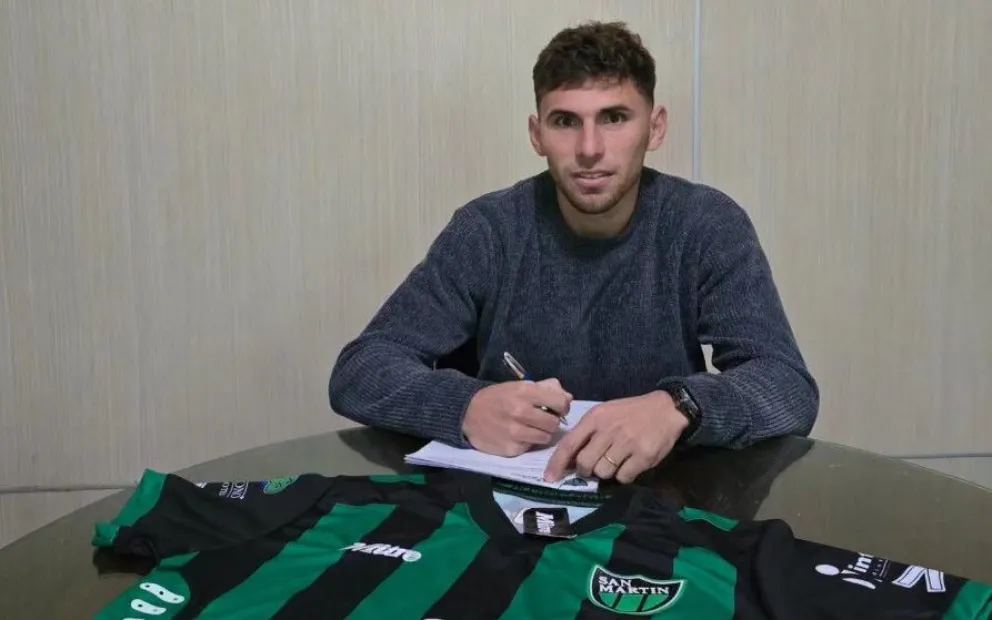 Franco Coronel, de 32 años, firmando su contrato con San Martín este jueves.