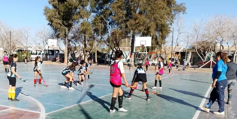 Riesgo. En el polideportivo del Barrio Parque Rivadavia Norte se practican diversos deportes, como hockey, futbol, básquet, entre otros. Un poste de luz en mal estado es un factor de peligro enorme.