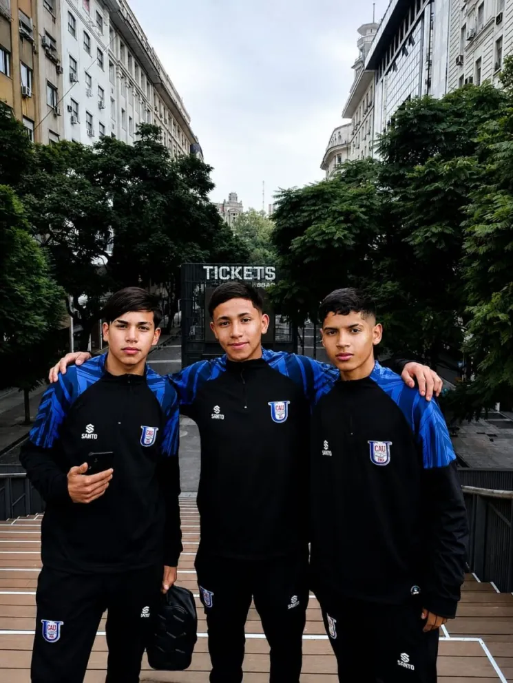 Los tres juveniles ya instalados en Buenos Aires, a la espera de las pruebas que tendrán en el club de Independiente.
