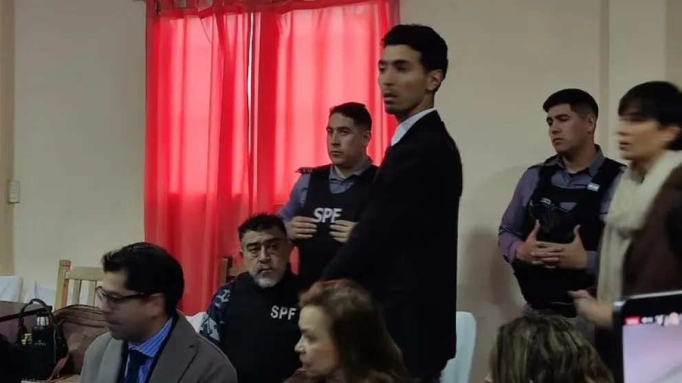 El exmarino sanjuanino, Carlos Pérez, sentado y con un chaleco antibalas, durante la audiencia de hoy en Corrientes.