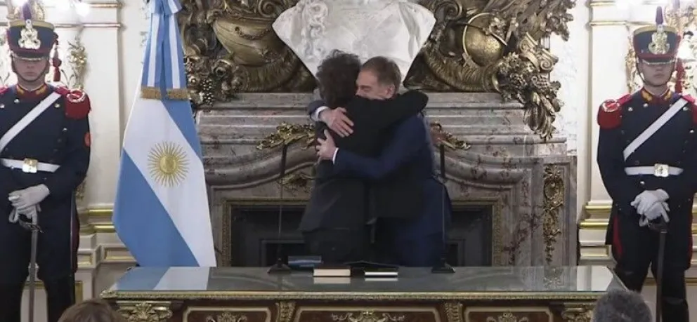 Javier Milei y Diego Santilli, durante la jura como nuevo jefe de Gabinete.