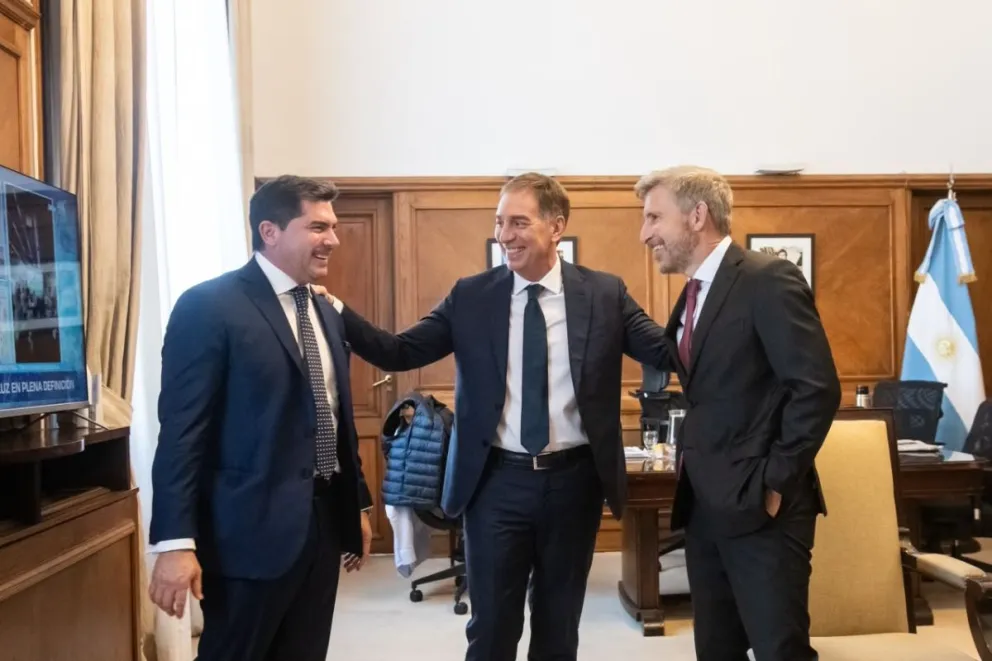 Javier Milei y Diego Santilli, durante la jura como nuevo jefe de Gabinete.