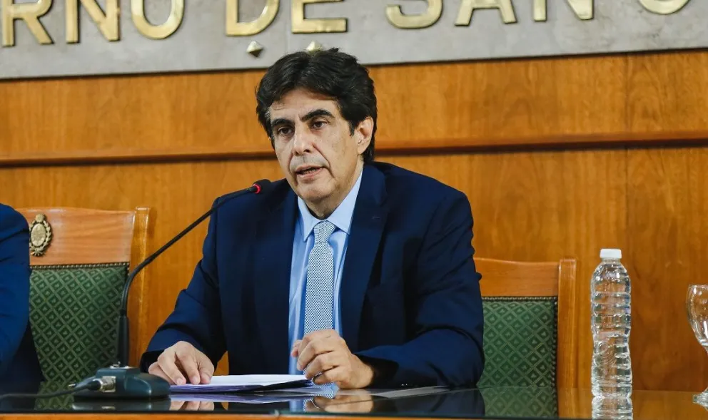 El ministro de Economía, Roberto Gutiérrez, revisa los datos clave de coparticipación federal, cuyos recursos alimentan las arcas provinciales.