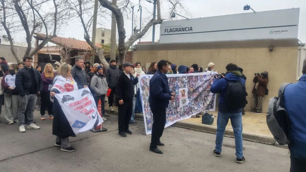 Los seres cercanos a Lucía, en uno de los ingresos a Flagrancia.
