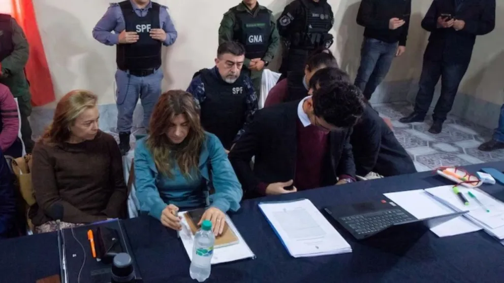 El sanjuanino, Carlos Pérez, en la segunda fila, con chaleco antibalas, en la audiencia de esta jornada donde declararon los hermanos de Loan.