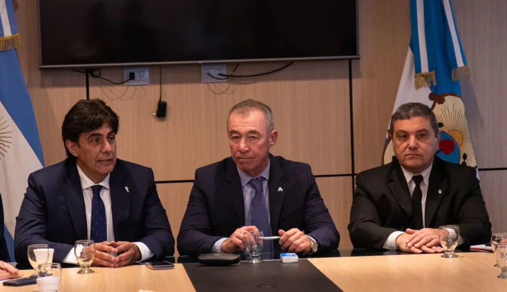 El ministro de Economía, Roberto Gutiérrez (a la izquierda), y su equipo vienen capeando la caída de recursos de coparticipación federal, la principal fuente de fondos. En la Cámara de Diputados, explicó que la gestión orreguista viene con superávit.