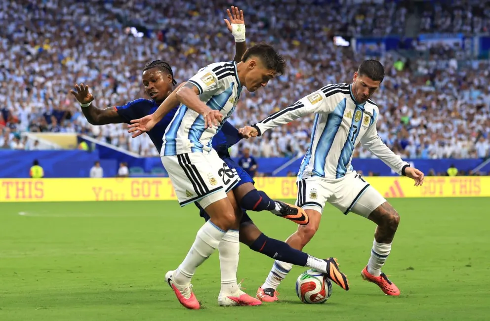 A falta de minutos para el final, Argentina no puede romper el muro defensivo de Cabo Verde. 