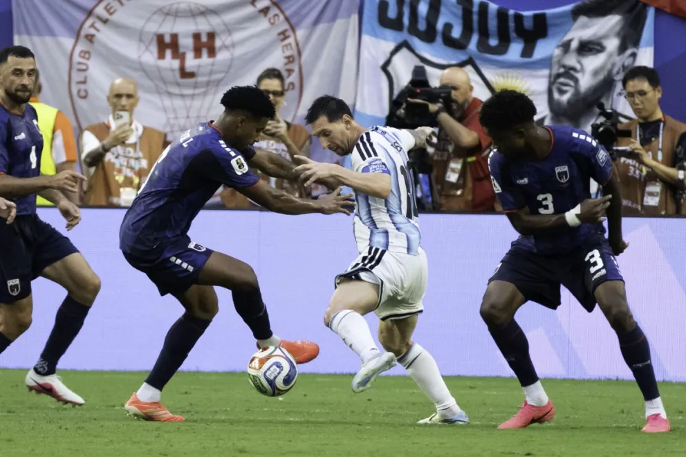 A falta de minutos para el final, Argentina no puede romper el muro defensivo de Cabo Verde. 