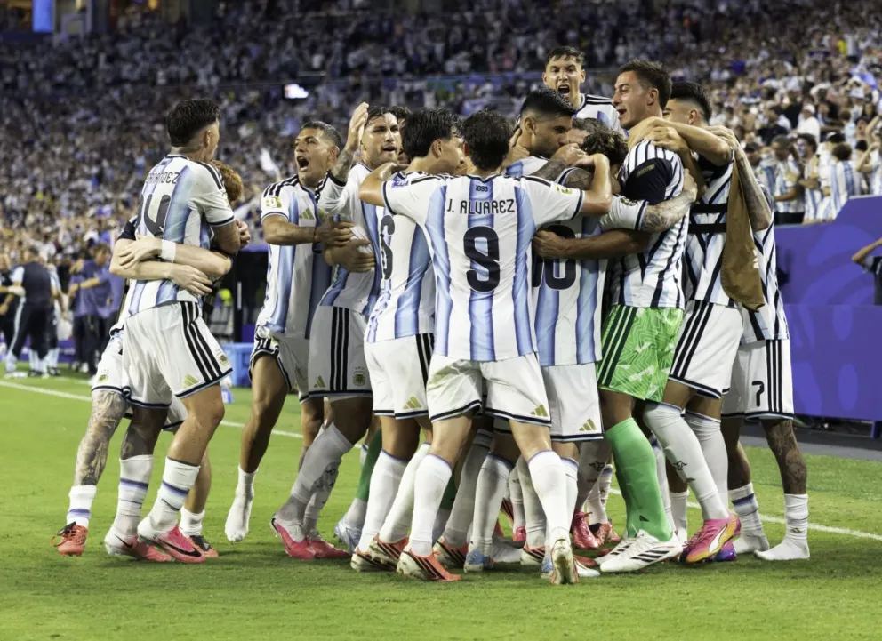 ¡Nacidos para sufrir! Argentina logró aguantar el 3-2 y el martes tendrá a otro equipo africano, Egipto. 