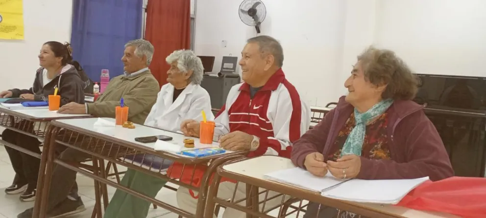 De izq. a der.: Anita, Juan, Ramona (100 años), Norberto y Susana durante una clase de la primaria para jóvenes y adultos en Usno.