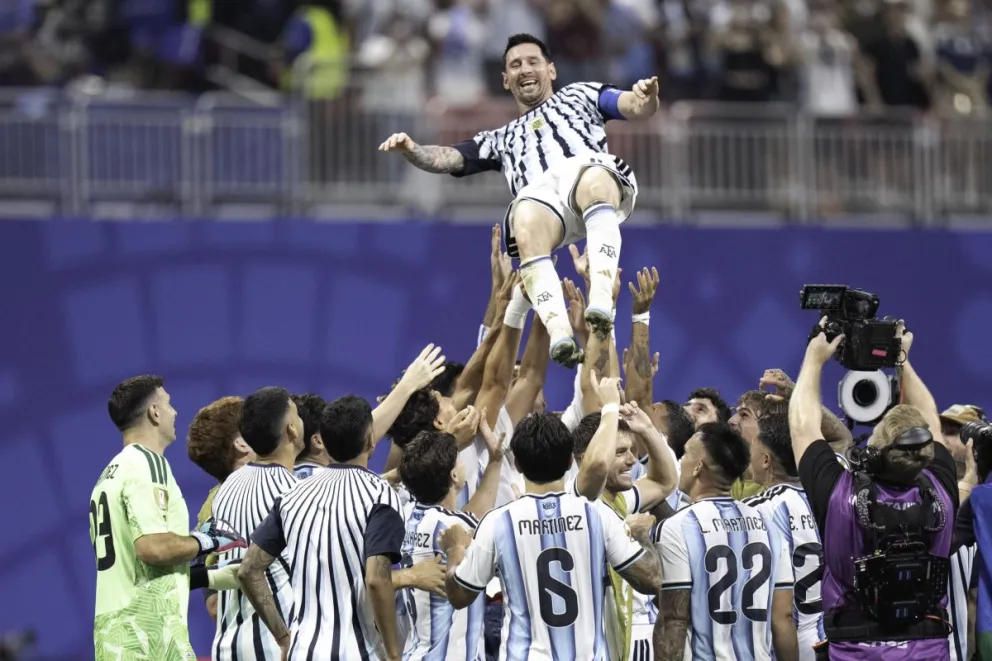 Por los aires. Messi es lanzado por sus compañeros, luego del 3-2 increíble ante Egipto en Atlanta.