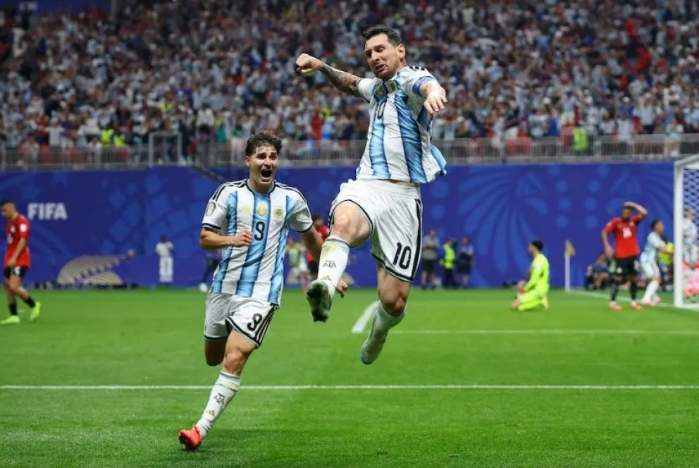 El alocado festejo de Messi tras el 2-2.