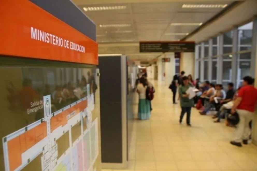 En el Ministerio de Educación se abrió una oficina para la titularización docente. 