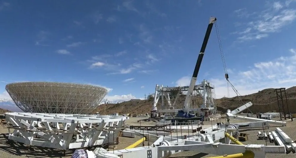 El radiotelescopio chino está instalado en Calingasta, en un predio cercano al Centro Astronómico El Leoncito. El proyecto está frenado.