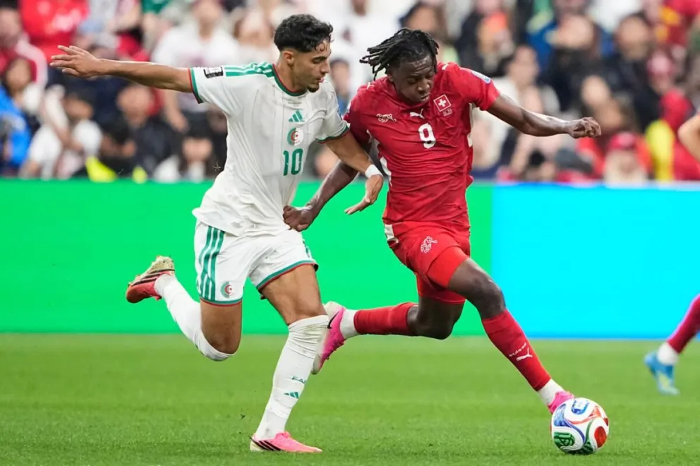 Johan Manzambi, de Suiza, no estará ante la Argentina por lesión.