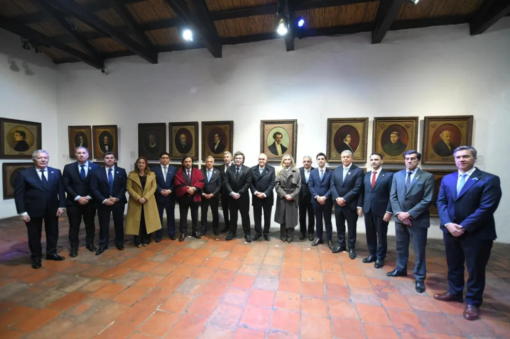 Javier Milei, junto a los gobernadores que participaron de los actos conmemorativos por el Día de la Independencia en Tucumán.