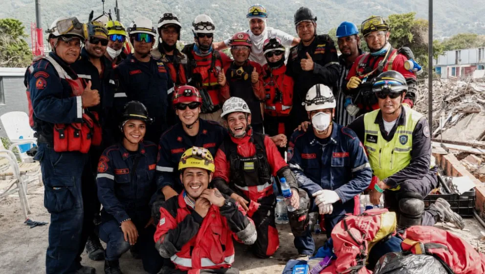 Ángel trabajando en conjunto con los bomberos de Mérida, a más de 600km de Caracas. 