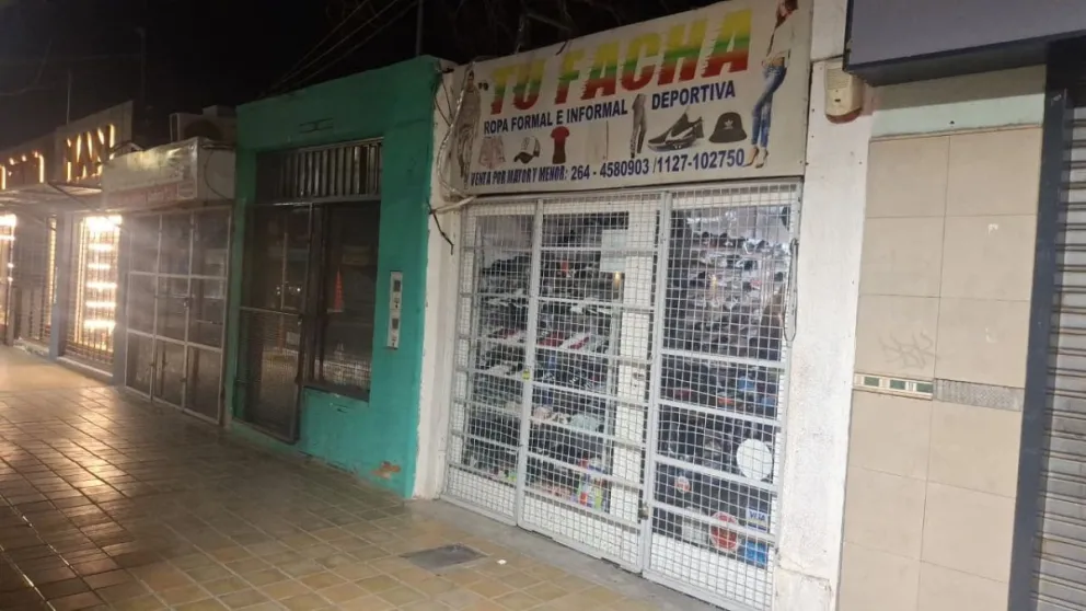 El local comercial que sufrió un robo en Rawson. 