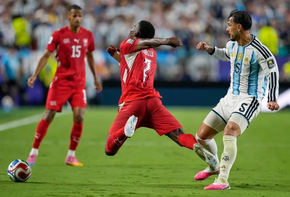 La simulación del jugador de Suiza por la que recibió la segunda tarjeta amarilla, y que derivó en la expulsión.