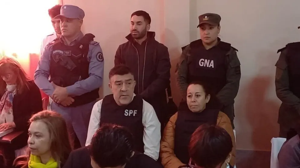 El sanjuanino, Carlos Pérez, a la izquierda, con chaleco antibalas, junto a su pareja Victoria Caillava, durante el juicio en Corrientes.