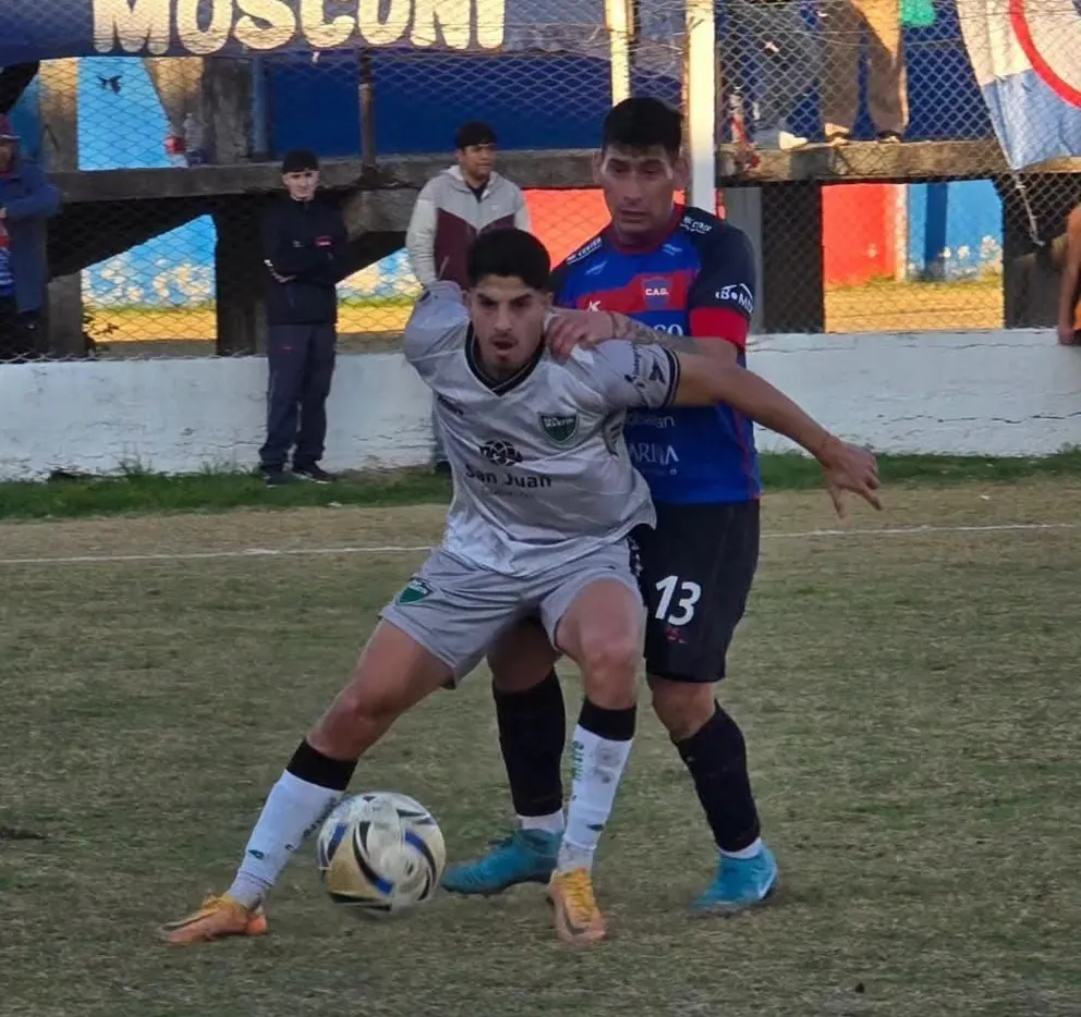 Nazareno Funez, el goleador de San Martín, aguanta la pelota ante Güemes.
