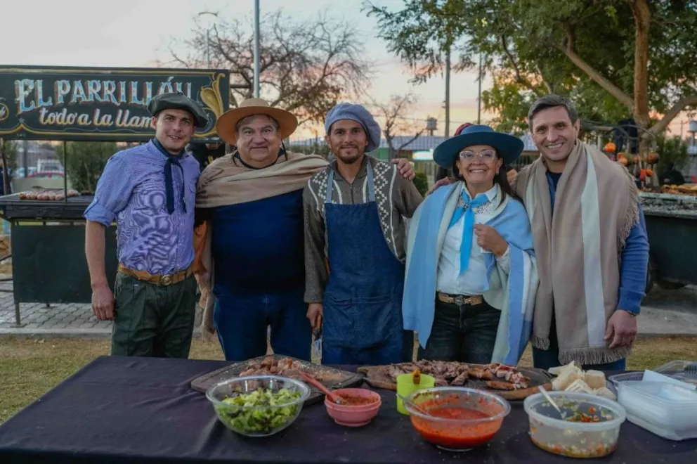Cristian Andino junto a la intendenta de Chimbas, Daniela Rodríguez. El diputado nacional eligió ir a la Peña del Sol, tras la invitación de la jefa comunal, en vez de concurrir a Rawson.