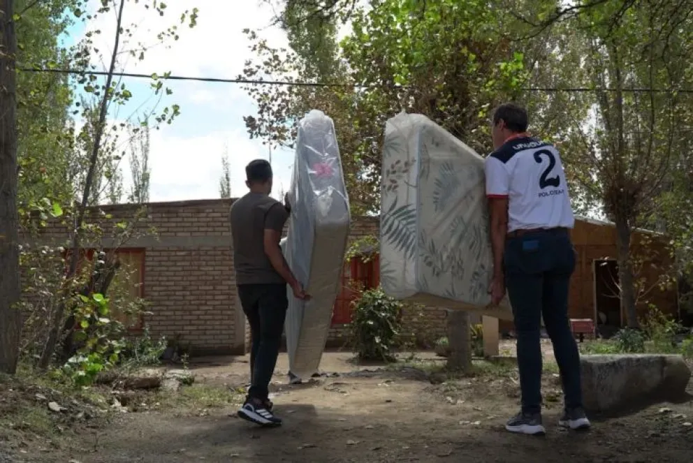 Los colchones forman parte de la compra para distribuir en los sectores vulnerables de la provincia.