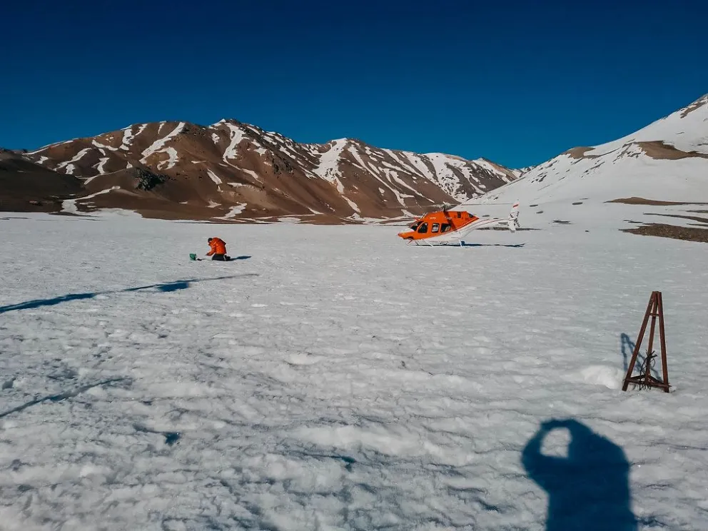 Las inspecciones en cordillera para determinar el nivel de nieve se hace con vuelos en helicópteros.  