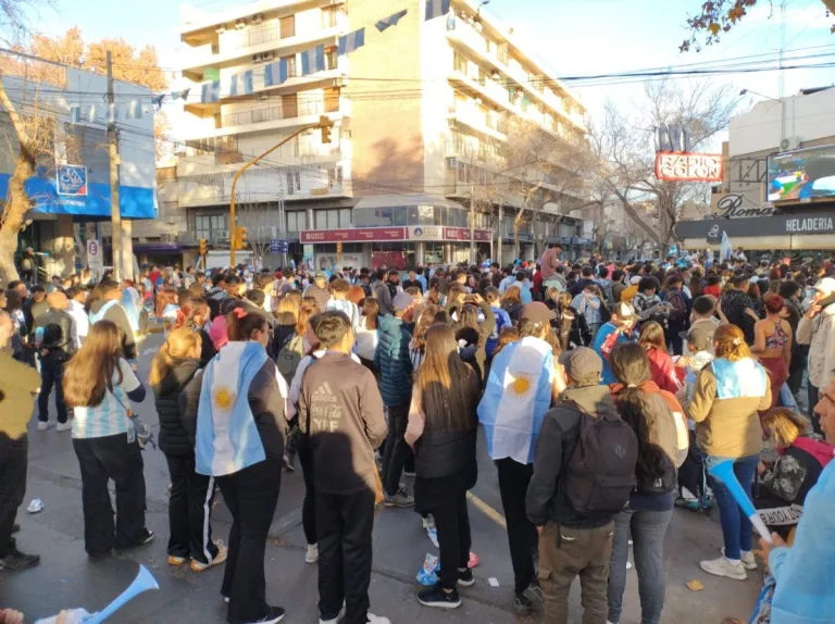 Miles de sanjuaninos festejan en la Plaza 25 de Mayo la épica victoria de Argentina