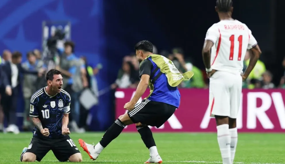 Leo Messi se arrodilla y celebra con el Flaco López el pase a la gran final ante España. Los ingleses se lamentan.