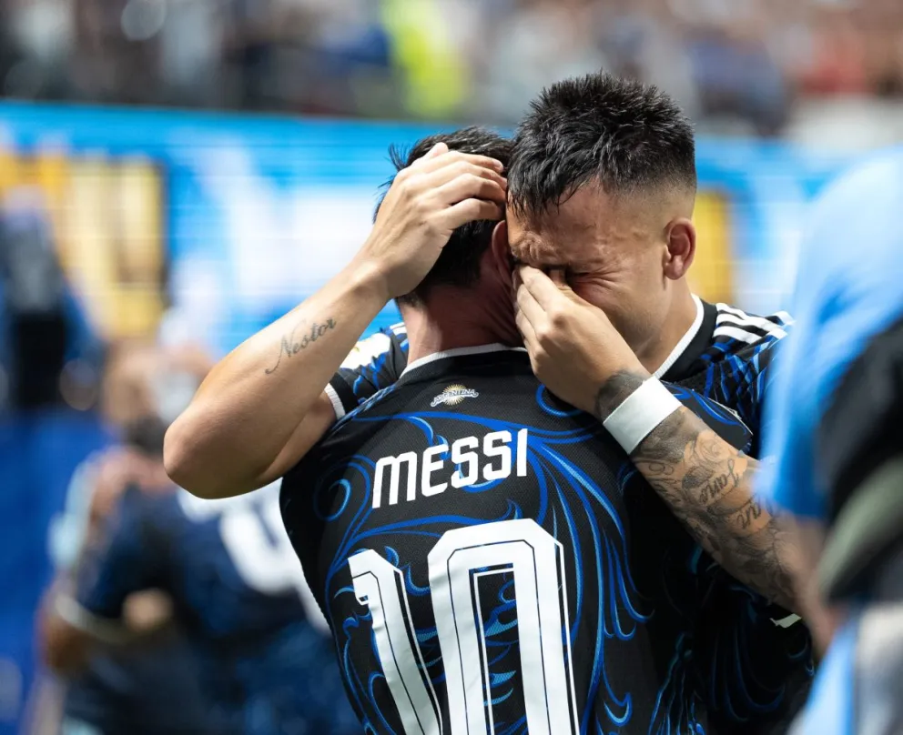 Lautaro llora, junto a Messi, tras marcar el 2-1.